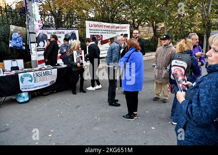 Marsiglia, Francia. 19th Nov 2022. I manifestanti chiacchierano con i passanti durante la dimostrazione. In attesa del dibattito all'Assemblea Nazionale il 24 novembre 2022, i manifestanti della corrida si sono riuniti a Marsiglia a sostegno del disegno di legge per abolire la corrida proposto dal vice di la France Insoumise (LFI) Aymeric Caron. Credit: SOPA Images Limited/Alamy Live News Foto Stock