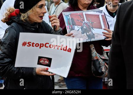 Marsiglia, Francia. 19th Nov 2022. I manifestanti sono in possesso di cartelli che esprimono la loro opinione durante la manifestazione. In attesa del dibattito all'Assemblea Nazionale il 24 novembre 2022, i manifestanti della corrida si sono riuniti a Marsiglia a sostegno del disegno di legge per abolire la corrida proposto dal vice di la France Insoumise (LFI) Aymeric Caron. Credit: SOPA Images Limited/Alamy Live News Foto Stock