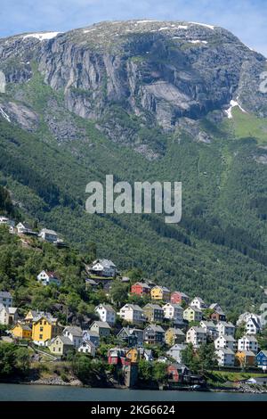 Un'immagine verticale di un'area residenziale in una ripida collina vicino a Odda, Hardanger, Norvegia Foto Stock