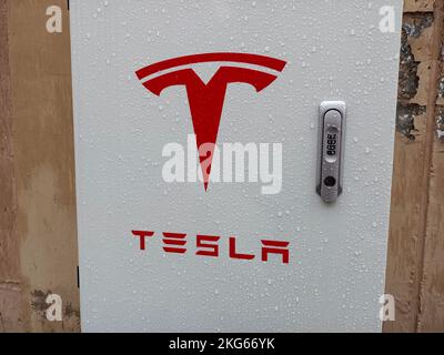 SUQIAN, CINA - 22 NOVEMBRE 2022 - Un palo di carica di Tesla è visto in un complesso residenziale in Suqian, Provincia di Jiangsu, Cina, 22 novembre 2022. Foto Stock