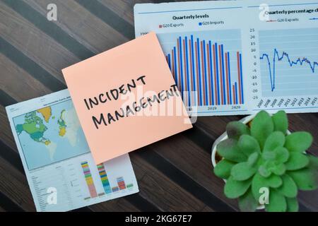 Concetto di Incident Management scrivete su note adesive isolate su un tavolo di legno. Foto Stock