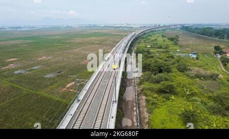 Vista aerea del treno arancione ad alta velocità sulla stazione ferroviaria. Treno ad alta velocità Jakarta-Bandung. Bandung, Indonesia, 22 novembre 2022 Foto Stock