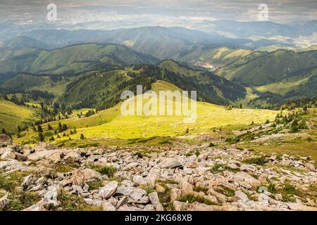 Paesaggio montano estivo. Vista dalla cima della montagna Foto Stock