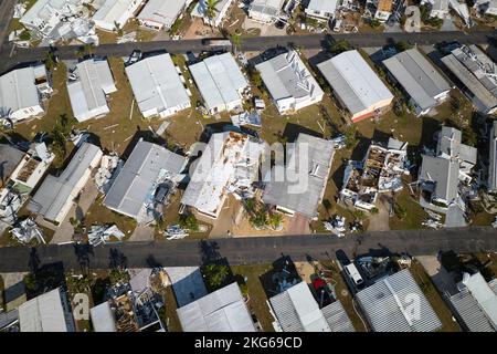 Case mobili gravemente danneggiate dopo l'uragano Ian nella zona residenziale della Florida. Conseguenze di disastro naturale Foto Stock