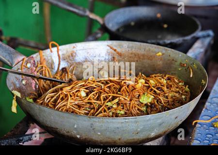 Primo piano del tradizionale cibo di strada nepalese venduto sulla strada tra Chitwan e Kathmandu Foto Stock