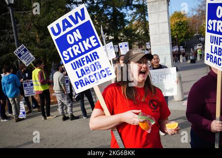 Berkeley, Stati Uniti. 21st Nov 2022. I manifestanti tengono cartelloni durante la manifestazione all'Università della California Berkeley. Ricercatori e lavoratori studenti dell'Università della California hanno colpito dalla metà di novembre 2022. Gli sciatori sostengono che il salario non è equo e non è sufficiente a vivere in California. Vogliono costringere l'Università della California ad aumentare i loro salari tramite sciopero e dimostrazione. Al campus della University of California Berkeley, gli scioperi hanno iniziato il loro secondo sciopero della settimana. Credit: SOPA Images Limited/Alamy Live News Foto Stock