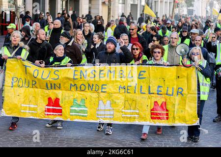 Marsiglia, Francia. 19th Nov 2022. I dimostranti tengono uno striscione durante la dimostrazione. I 'gilet gialli' hanno dimostrato in tutta la Francia di celebrare il quarto anniversario del loro movimento nato nel novembre 2018 a causa di un aumento del prezzo della benzina e contro l'alto costo della vita. (Foto di Denis Thaust/SOPA Images/Sipa USA) Credit: Sipa USA/Alamy Live News Foto Stock