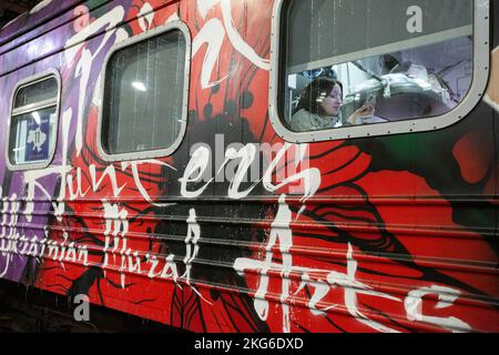 Kiev, Ucraina. 18th Nov 2022. Una donna siede in una carrozza durante la partenza del primo treno per il Kherson liberato alla stazione ferroviaria centrale di Kyiv. Le forze armate ucraine liberarono Kherson dall'occupazione russa il 11 novembre 2022. Kherson fu catturato nella fase iniziale del conflitto, poco dopo che le truppe russe erano entrate in Ucraina nel febbraio 2022. (Credit Image: © Oleksii Chumachenko/SOPA Images via ZUMA Press Wire) Foto Stock