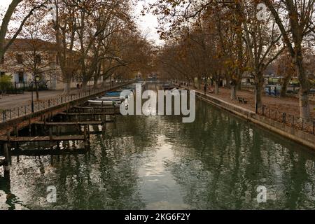 Una vista aerea del canale con barche circondate da alberi autunnali Foto Stock