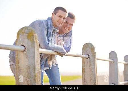 Nessuno Id piuttosto trascorrere la giornata con. Ritratto di una giovane coppia gay che si gode una passeggiata sul lungomare insieme. Foto Stock