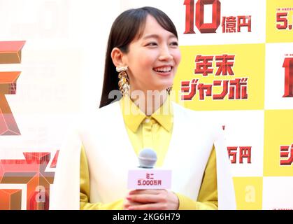 Tokyo, Giappone. 22nd Nov 2022. L'attrice giapponese Riho Yoshioka partecipa a un evento promozionale della lotteria jumbo di fine anno a Tokyo martedì 22 novembre 2022, mentre i primi biglietti sono in vendita. Migliaia di puntatori si sono accodati per i biglietti nella speranza di diventare un miliardario. Credit: Yoshio Tsunoda/AFLO/Alamy Live News Foto Stock