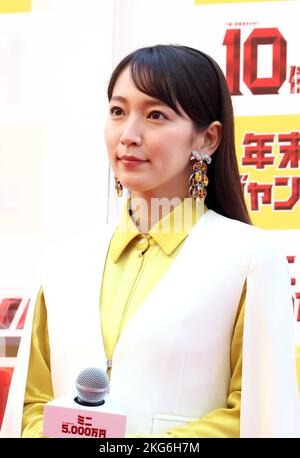 Tokyo, Giappone. 22nd Nov 2022. L'attrice giapponese Riho Yoshioka partecipa a un evento promozionale della lotteria jumbo di fine anno a Tokyo martedì 22 novembre 2022, mentre i primi biglietti sono in vendita. Migliaia di puntatori si sono accodati per i biglietti nella speranza di diventare un miliardario. Credit: Yoshio Tsunoda/AFLO/Alamy Live News Foto Stock