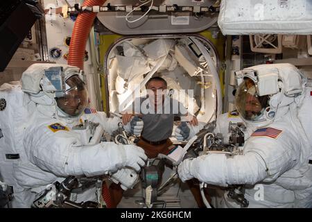 Atmosfera terrestre. 15th Nov 2022. L'astronauta giapponese dell'Agenzia per l'esplorazione aerospaziale (JAXA) Koichi Wakata (centro) assiste gli astronauti della NASA Frank Rubio (a sinistra) e Josh Cassada (a destra), adattati nelle loro unità di mobilità extraveicolare (UEM), o spacesuits, prima di iniziare un sette ore e 11 minuti uno spacewalk per preparare la struttura a traliccio tribordo del laboratorio orbitante per il futuro lavoro di installazione di array solare di rollout. Credit: JAXA/ZUMA Press Wire Service/ZUMAPRESS.com/Alamy Live News Foto Stock