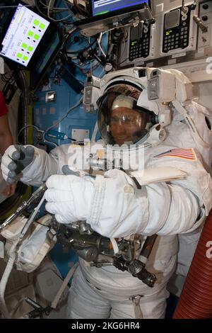 Atmosfera terrestre. 15th Nov 2022. Astronauta della NASA e spedizione 68 l'ingegnere di volo Frank Rubio è raffigurato adatto all'interno della sua unità di mobilità extraveicolare (EMU), o spacesuit, prima di iniziare un giro spaziale di sette ore e 11 minuti per preparare la struttura a traliccio a dritta del laboratorio orbitante per i futuri lavori di installazione di array solare. Credit: JAXA/ZUMA Press Wire Service/ZUMAPRESS.com/Alamy Live News Foto Stock