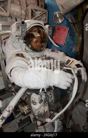 Atmosfera terrestre. 15th Nov 2022. L'astronauta e spedizione della NASA 68 l'ingegnere di volo Josh Cassada è raffigurato adatto all'interno della sua unità di mobilità extraveicolare (EMU), o spacesuit, prima di iniziare un giro spaziale di sette ore e 11 minuti per preparare la struttura a traliccio a tribordo del laboratorio orbitante per il futuro lavoro di installazione di array solare. Credit: JAXA/ZUMA Press Wire Service/ZUMAPRESS.com/Alamy Live News Foto Stock