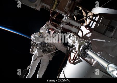 Atmosfera terrestre. 15th Nov 2022. L'astronauta della NASA e la spedizione 68 Frank Rubio, ingegnere di volo, viene raffigurato durante una pedalata salta di sicurezza, che si aggetta alla struttura a traliccio a dritta della Stazione spaziale Internazionale. Dietro Rubio, gli ultimi raggi di un tramonto orbitale penetrano nell'atmosfera sottile della Terra mentre la stazione spaziale volava 258 miglia sopra la nazione africana dell'Algeria. Credit: NASA/ZUMA Press Wire Service/ZUMAPRESS.com/Alamy Live News Foto Stock