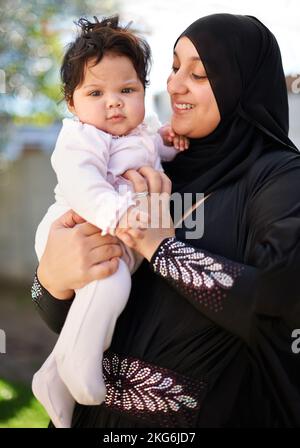 Le ceneri che si ingrandisce ogni giorno. una madre musulmana e la sua bambina. Foto Stock