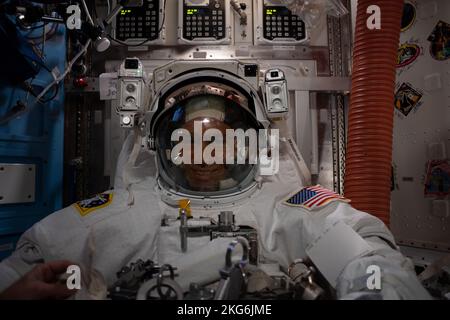 Atmosfera terrestre. 15th Nov 2022. L'astronauta della NASA ed Expedition 68 l'ingegnere di volo Frank Rubio è raffigurato adatto nella sua stravehicular Mobility Unity (UEM), o tuta spaziale, nel blocco aereo quest della Stazione spaziale Internazionale. Lui e il collega astronauta della NASA Josh Cassada (out of Frame) hanno condotto un varco di sette ore e 11 minuti per preparare la struttura a traliccio a tribordo del laboratorio orbitante per il futuro lavoro di installazione di array solare. Credit: NASA/ZUMA Press Wire Service/ZUMAPRESS.com/Alamy Live News Foto Stock