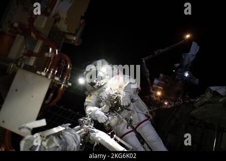 Atmosfera terrestre. 15th Nov 2022. L'astronauta della NASA e la spedizione 68 Josh Cassada, ingegnere di volo, è stato raffigurato adatto nella sua stravehicular Mobility Unity (EMU), o spacesuit, durante un giro di sette ore e 11 minuti di una navicella spaziale per preparare la struttura a traliccio a tribordo della Stazione spaziale Internazionale per il futuro lavoro di installazione di array solare. Credit: NASA/ZUMA Press Wire Service/ZUMAPRESS.com/Alamy Live News Foto Stock