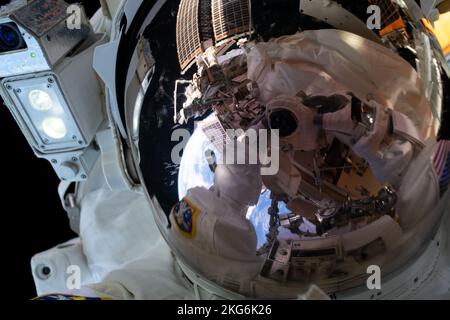 Atmosfera terrestre. 15th Nov 2022. Astronauta della NASA e spedizione 68 l'ingegnere di volo Frank Rubio punta la sua macchina fotografica verso di sé e prende un 'selfie-passo' fuori dal mondo con lo schermo riflettente della visiera del casco giù durante una passerella spaziale nella sua unità di mobilità extraveicolare, o spacesuit. Credit: NASA/ZUMA Press Wire Service/ZUMAPRESS.com/Alamy Live News Foto Stock