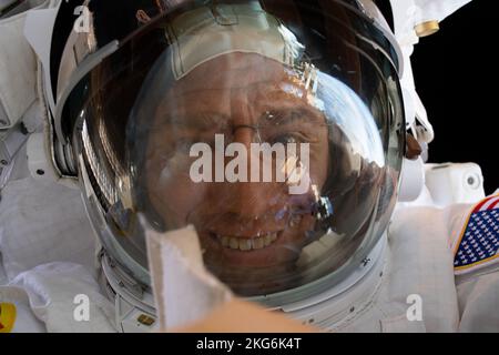 Atmosfera terrestre. 15th Nov 2022. ASA astronauta ed Expedition 68 l'ingegnere di volo Frank Rubio punta la sua macchina fotografica verso di sé e prende un "selfie-passo" fuori dal mondo con lo schermo riflettente della visiera del casco sollevato durante una passerella spaziale nella sua unità di mobilità extraveicolare, o tuta spaziale. Credit: NASA/ZUMA Press Wire Service/ZUMAPRESS.com/Alamy Live News Foto Stock