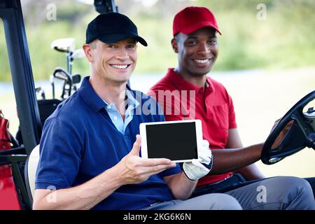 Tieni traccia dei tuoi progressi ovunque ti trovi. Ritratto di due uomini seduti in un golf cart con un tablet digitale. Foto Stock