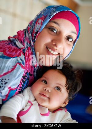 La luce della mia vita. una madre musulmana e la sua bambina. Foto Stock