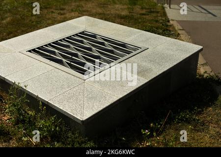 Portello di ventilazione in città. Griglia per ventilazione. Infrastrutture su strada. Dettagli dell'architettura tecnica. Foto Stock