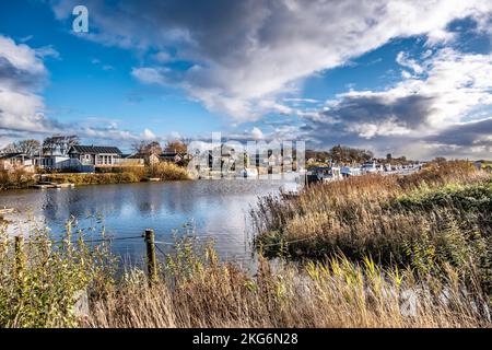 Kammerslusen nuovo molo in legno dietro le dighe wadden vicino a Ribe, Danimarca Foto Stock