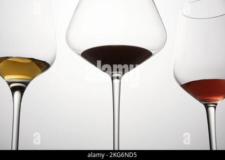 Assortimento di vini rossi, bianchi e rosa in vetreria. Foto Stock