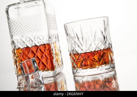 Scotch con cubetti di ghiaccio in vetreria. Bevanda alcolica. Foto Stock