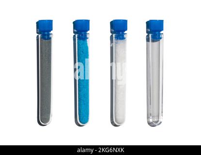 Polvere di zinco, solfato di rame (II) e idrossido di sodio in pellet in provetta con tappo. Ingrediente chimico cosmetico sulla tabella di laboratorio. Foto Stock