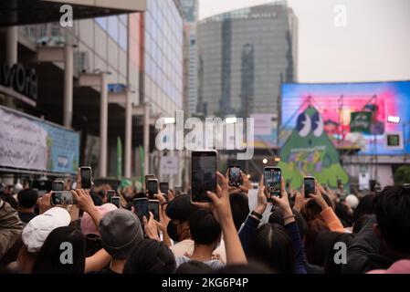 Pubblico confuso che utilizza i telefoni cellulari per scattare foto. Foto Stock