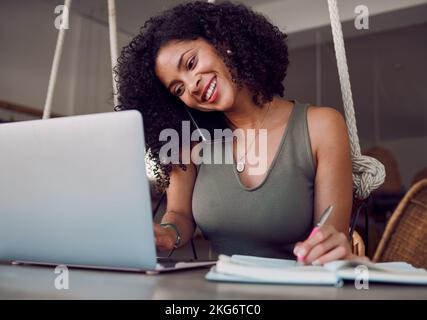 Donna nera, telefonate e notebook con sorriso per comunicazioni, networking o multitasking a casa. African American femmina event planner sorridente e. Foto Stock