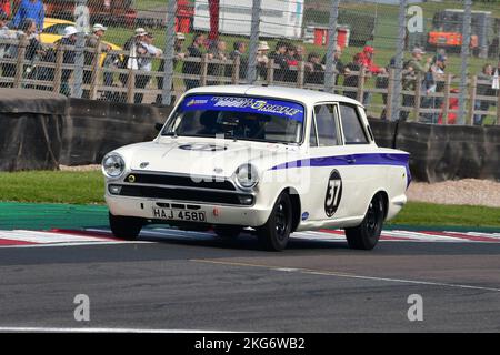 Mike Gardiner, Josh Cook, Ford Lotus Cortina, Sessanta Touring Car Challenge con U2TC per meno di due litri Touring Cars, a seguito di una partenza rolling, a s Foto Stock