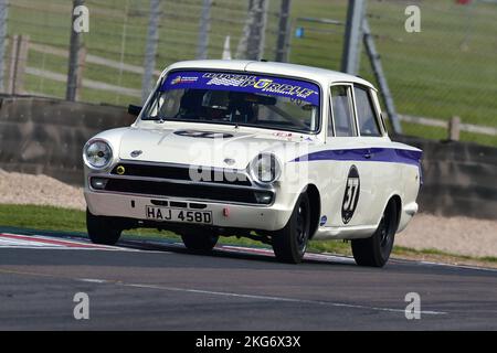 Mike Gardiner, Josh Cook, Ford Lotus Cortina, Sessanta Touring Car Challenge con U2TC per meno di due litri Touring Cars, a seguito di una partenza rolling, a s Foto Stock