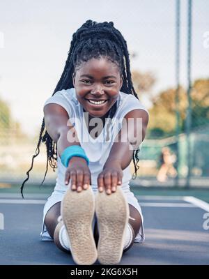 Donna nera, fitness e gambe stretching per l'esercizio sportivo, l'allenamento o la preparazione all'allenamento all'aperto. Ritratto di femmina afro-americana Foto Stock