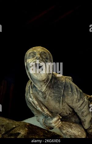Gargoyle in forma di monaco medievale che tiene un sacco nel castello reale di Blois. Francia Foto Stock