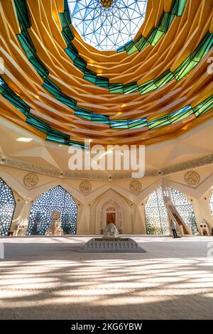 Vista interna della Moschea della Facoltà di Teologia dell'Università di Marmara a Istanbul, Turchia. Foto Stock