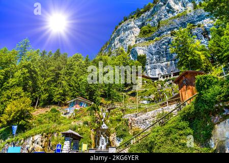 Le case sulla roccia nei pressi del lago di Thun, Thunersee a Berna, Svizzera Foto Stock