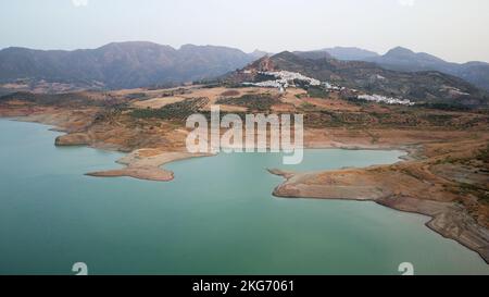 Veduta aerea dei villaggi bianchi di Zahara de la Sierra in Andalusia in Spagna con bassi livelli di acqua nel serbatoio. Destinazione turistica. Vacanze. Foto Stock