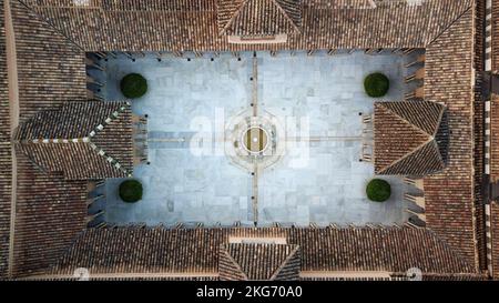 Vista aerea del Palazzo dei Lions nel Palazzo dell'Alhambra, Granada. Architettura moresca. Patrimonio mondiale dell'UNESCO in Spagna. Viaggia nel tempo. Foto Stock