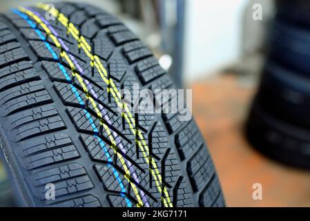 Profilo di una nuova vettura pneumatico in una riparazione auto shop Foto Stock