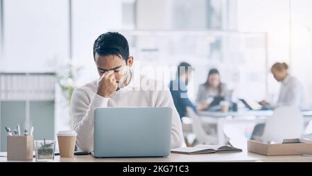 Mal di testa, stress e notebook con un uomo d'affari al lavoro nel suo ufficio, soffrendo di fatica. Computer, conformità e burnout con un maschio Foto Stock