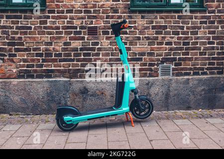 Scooter elettrico a noleggio per sistemi di condivisione scooter per le strade di Halmstad in Svezia Foto Stock