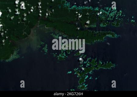 Immagine satellitare ad alta risoluzione di Misool, una delle isole Raja Ampat in Indonesia - contiene dati modificati di Copernicus Sentinel (2022) Foto Stock