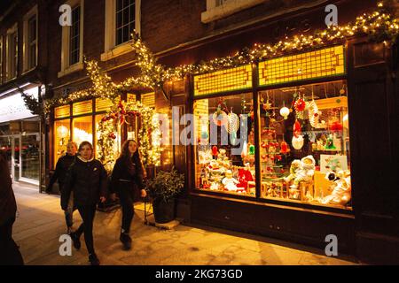 Negozio di Natale decorato prima negozio indipendente con gli acquirenti sulla High Street Lockerbie Foto Stock