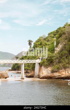 La gente alla spiaggia in una giornata di sole a Boa Viagem Island, Niteroi, Stato di Rio de Janeiro, Brasile Foto Stock