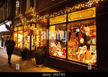 Negozio di Natale decorato prima negozio indipendente con gli acquirenti sulla High Street Lockerbie Foto Stock