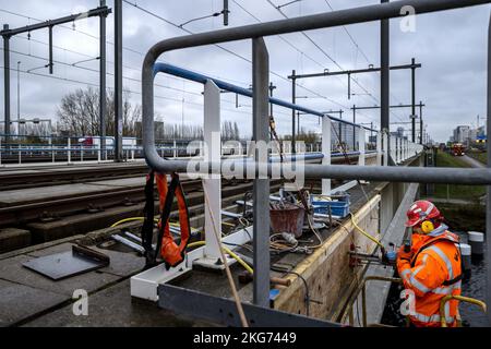 AMSTERDAM - lavori in pista sul ponte Schinkel. A causa dei lavori ferroviari, non è possibile il traffico ferroviario intorno ad Amsterdam Sud e un numero inferiore di treni corre intorno all'aeroporto di Schiphol. ANP REMKO DE WAAL olanda fuori - belgio fuori Foto Stock